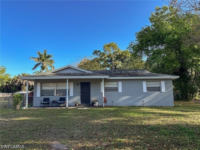 651 Pine Cone LN, Naples, FL 34104