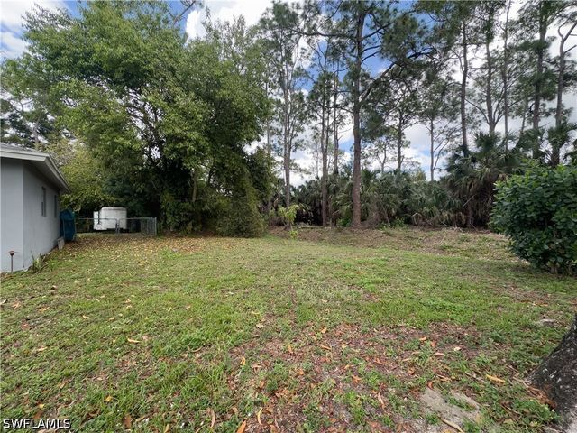 651 Pine Cone LN, Naples, FL 34104