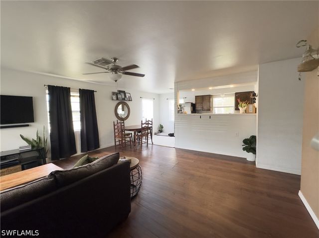 651 Pine Cone LN, Naples, FL 34104