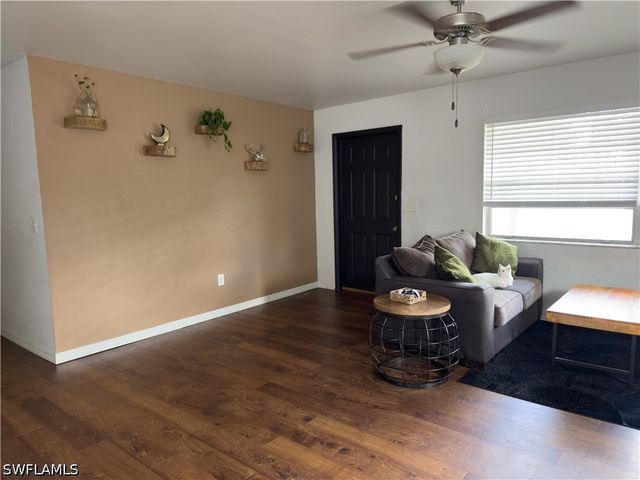 651 Pine Cone LN, Naples, FL 34104