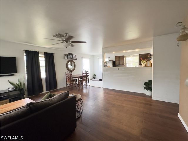 651 Pine Cone LN, Naples, FL 34104