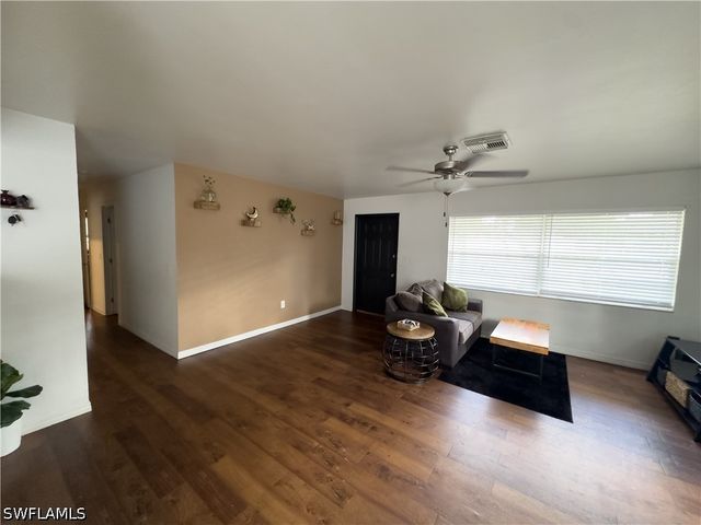 651 Pine Cone LN, Naples, FL 34104