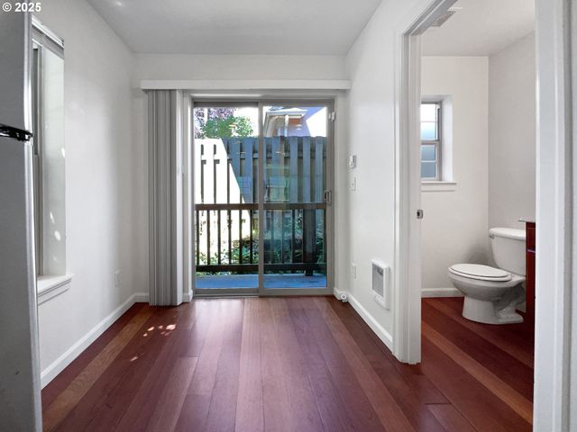 6001 Ne HOLLADAY St, Portland, OR 97213