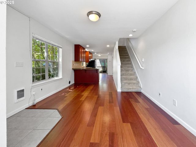 6001 Ne HOLLADAY St, Portland, OR 97213