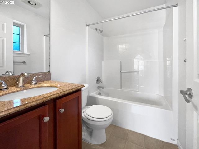 6001 Ne HOLLADAY St, Portland, OR 97213