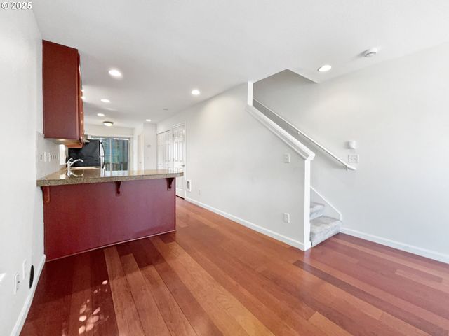 6001 Ne HOLLADAY St, Portland, OR 97213