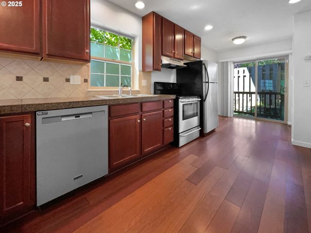 6001 Ne HOLLADAY St, Portland, OR 97213