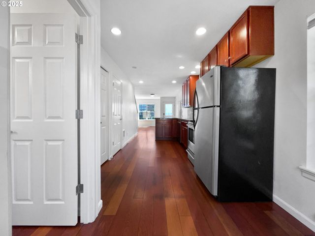 6001 Ne HOLLADAY St, Portland, OR 97213