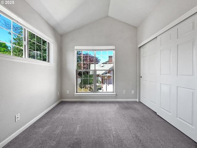 6001 Ne HOLLADAY St, Portland, OR 97213