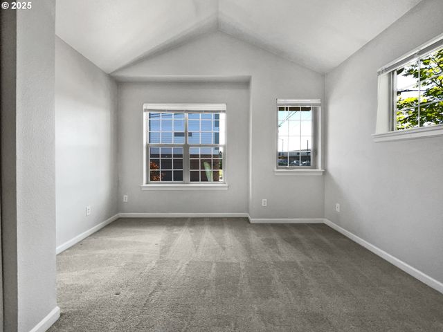 6001 Ne HOLLADAY St, Portland, OR 97213