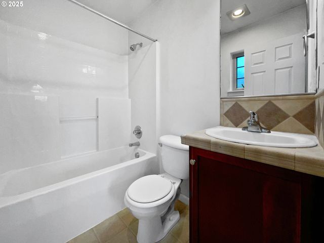 6001 Ne HOLLADAY St, Portland, OR 97213