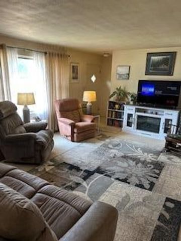 646 Waverly Dr, Benton Harbor, MI 49022