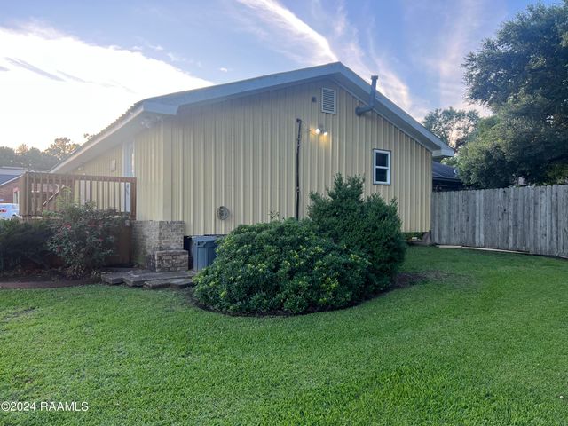 1101 E Pont Des Mouton Road, Lafayette, LA 70507