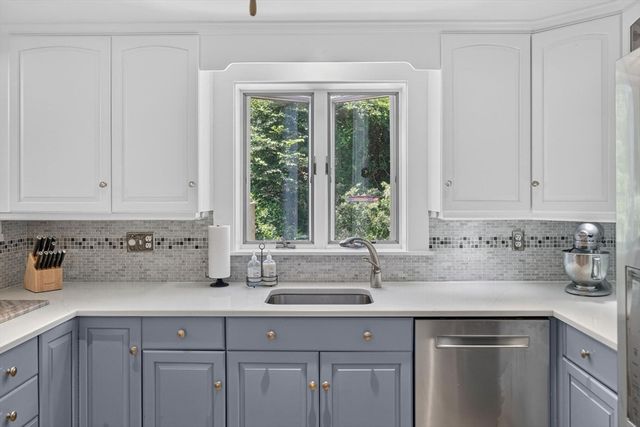 25 Gingerbread Ln, Yarmouth, MA 02675