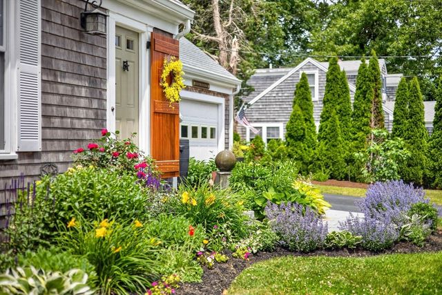25 Gingerbread Ln, Yarmouth, MA 02675