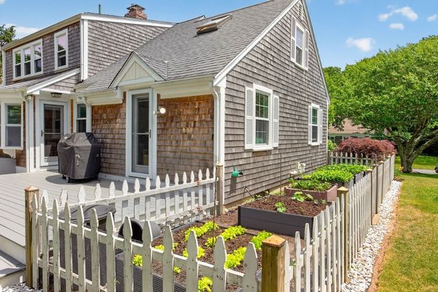 25 Gingerbread Ln, Yarmouth, MA 02675