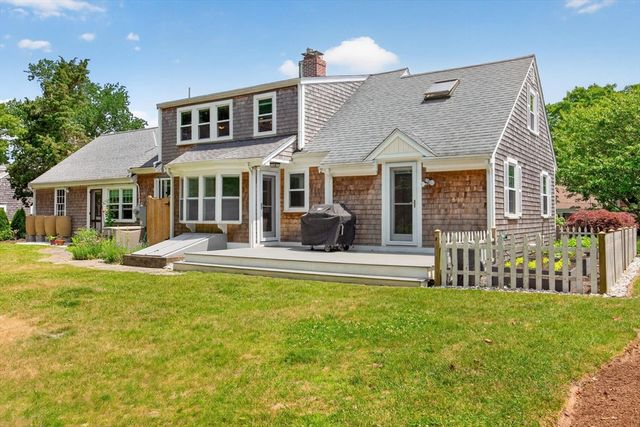 25 Gingerbread Ln, Yarmouth, MA 02675