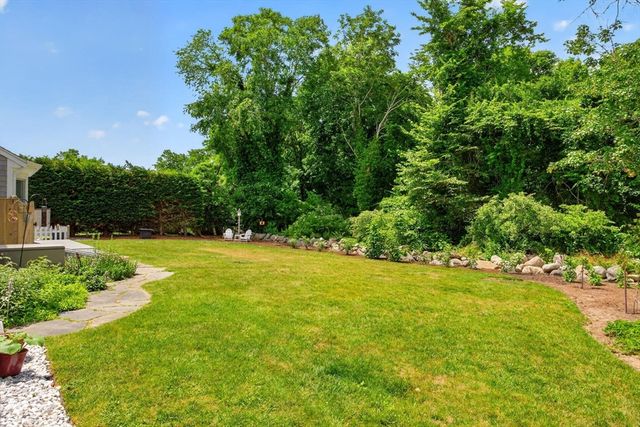 25 Gingerbread Ln, Yarmouth, MA 02675