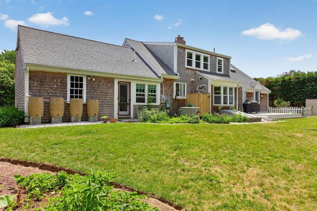25 Gingerbread Ln, Yarmouth, MA 02675