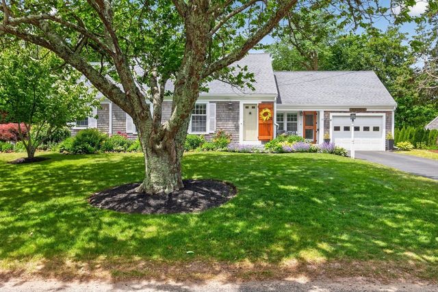 25 Gingerbread Ln, Yarmouth, MA 02675