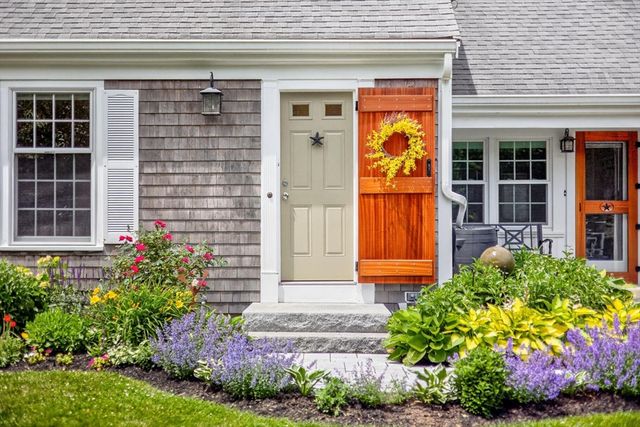 25 Gingerbread Ln, Yarmouth, MA 02675