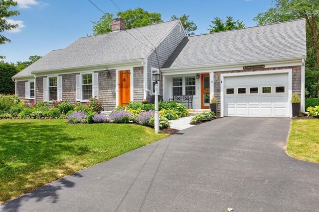 25 Gingerbread Ln, Yarmouth, MA 02675