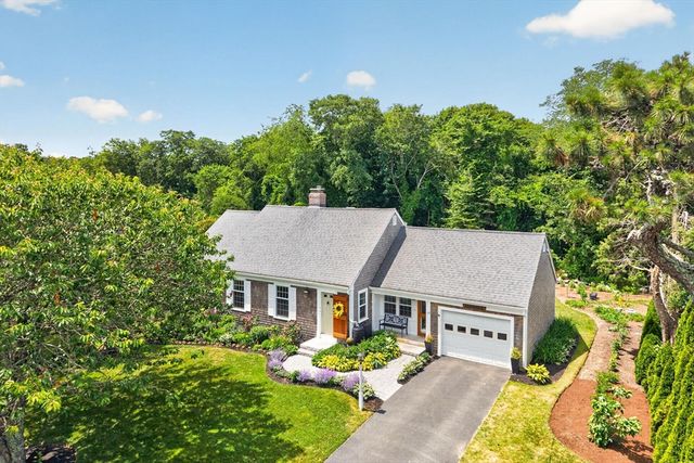25 Gingerbread Ln, Yarmouth, MA 02675