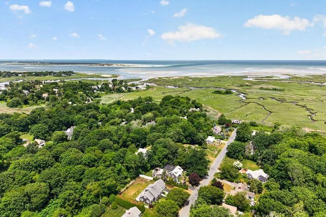 25 Gingerbread Ln, Yarmouth, MA 02675