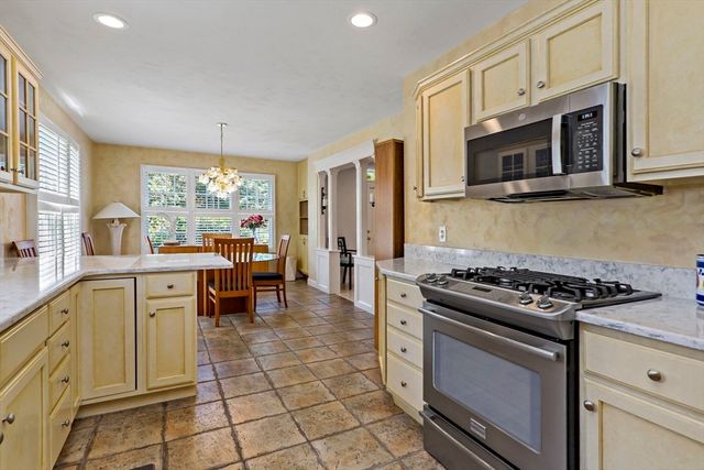 5 Mayfair Ct 5, Mashpee, MA 02649