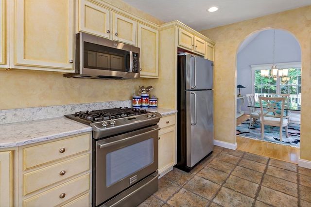 5 Mayfair Ct 5, Mashpee, MA 02649