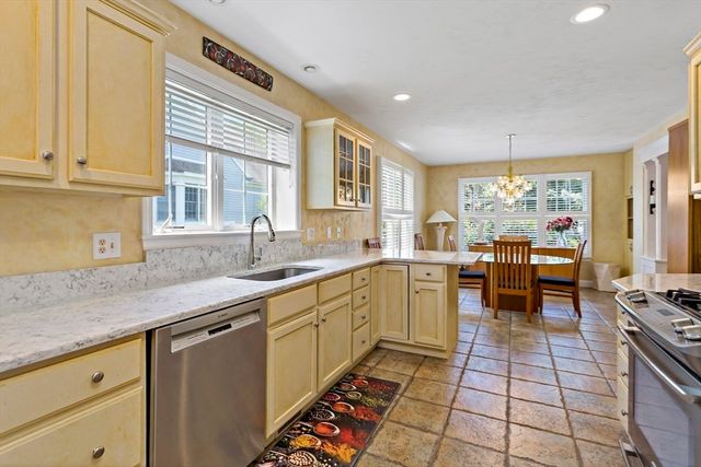 5 Mayfair Ct 5, Mashpee, MA 02649