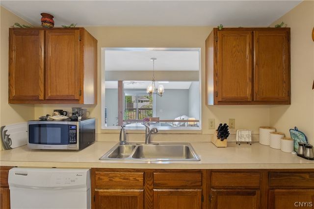 6138 Bethlehem Ln, Cicero, NY 13039