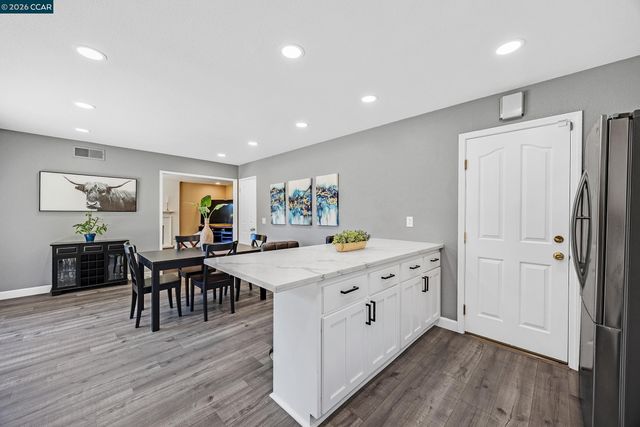 8569 Wicklow Ln, Dublin, CA 94568