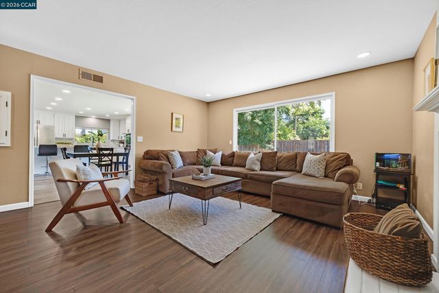8569 Wicklow Ln, Dublin, CA 94568
