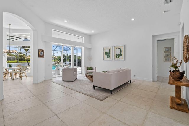 8091 SE Woodlake Lane W, Hobe Sound, FL 33455