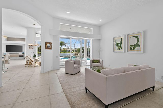 8091 SE Woodlake Lane W, Hobe Sound, FL 33455