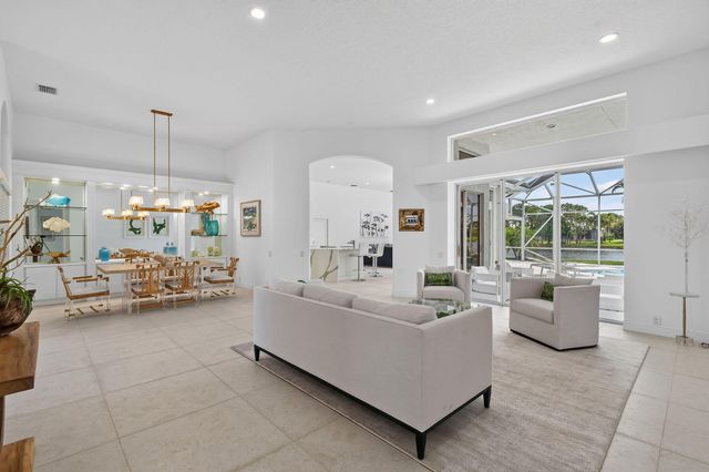 8091 SE Woodlake Lane W, Hobe Sound, FL 33455