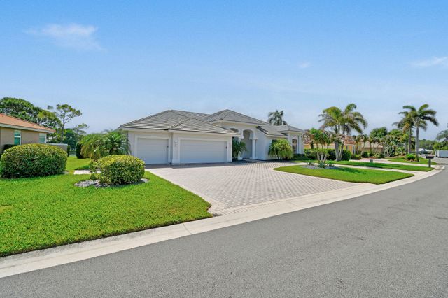 8091 SE Woodlake Lane W, Hobe Sound, FL 33455