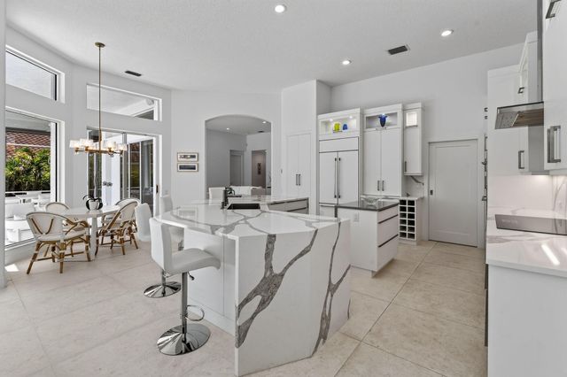 8091 SE Woodlake Lane W, Hobe Sound, FL 33455