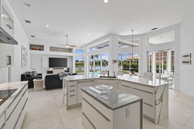 8091 SE Woodlake Lane W, Hobe Sound, FL 33455