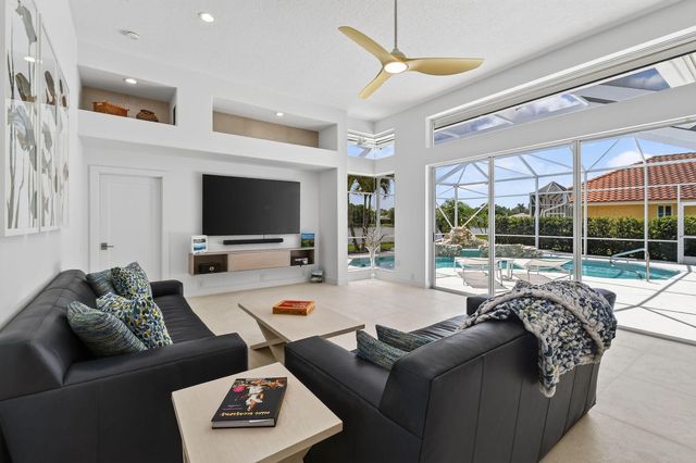 8091 SE Woodlake Lane W, Hobe Sound, FL 33455