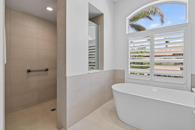 8091 SE Woodlake Lane W, Hobe Sound, FL 33455