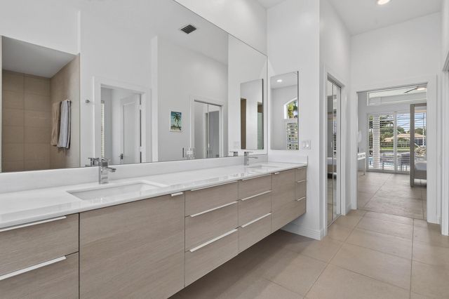8091 SE Woodlake Lane W, Hobe Sound, FL 33455