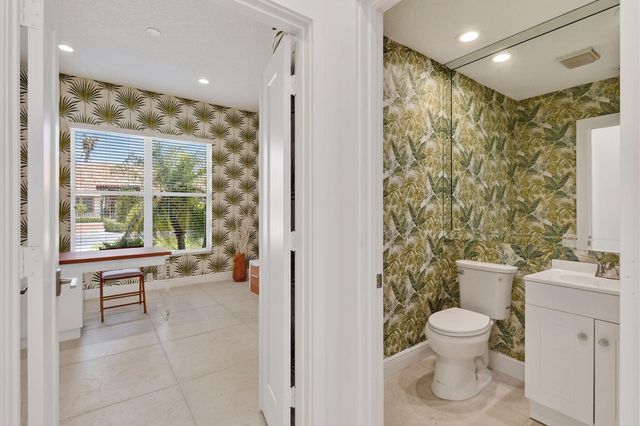 8091 SE Woodlake Lane W, Hobe Sound, FL 33455
