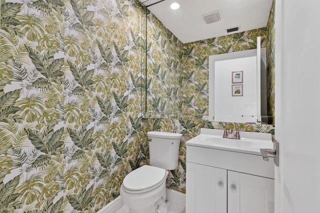 8091 SE Woodlake Lane W, Hobe Sound, FL 33455