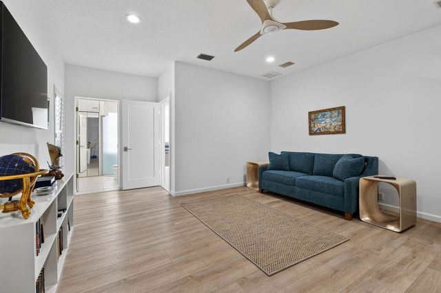 8091 SE Woodlake Lane W, Hobe Sound, FL 33455