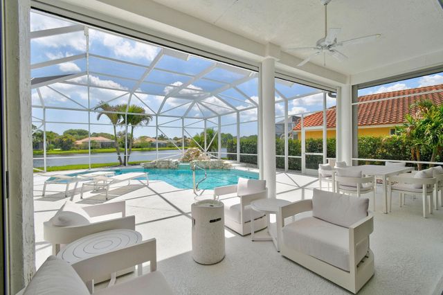 8091 SE Woodlake Lane W, Hobe Sound, FL 33455