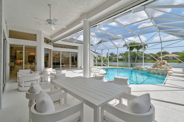 8091 SE Woodlake Lane W, Hobe Sound, FL 33455