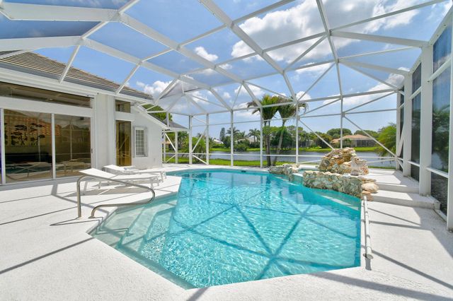 8091 SE Woodlake Lane W, Hobe Sound, FL 33455