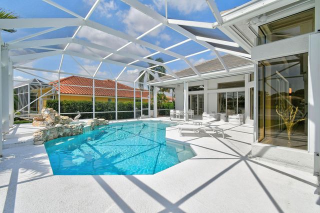 8091 SE Woodlake Lane W, Hobe Sound, FL 33455